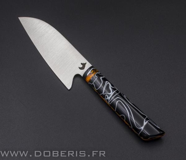 Un couteau avec pierre synthétique