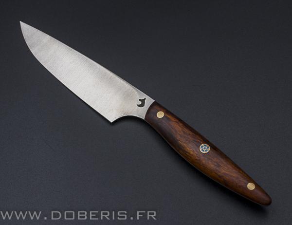 Un couteau avec bois de fer