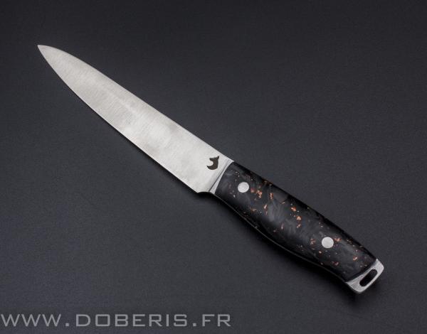 Un couteau avec pierre synthétique